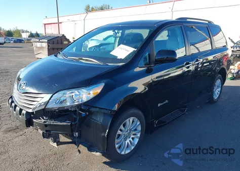 2013 Toyota Sienna Xle V6 8 Passenger z USA, uszkodzony, nr VIN 5TDYK3DC3DS290286